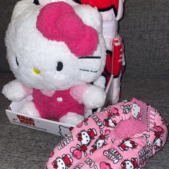 Hello Kitty Valentines Day Cozy Bundle - Picture 5 of 9